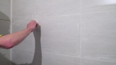 Lastik spatula ile çalışan bir çözüm ile dikişleri doldurun. Bitirme işleri, ellere odaklan. Kiremit döşeme teknolojisi.