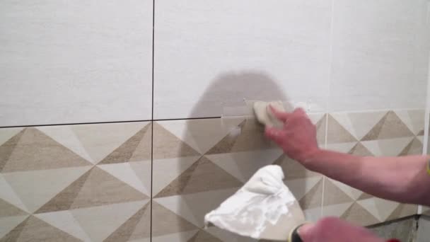 Travailleur Avec Une Spatule Caoutchouc Remplir Les Coutures Avec Une — Video