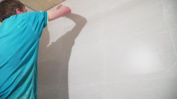 Travailleur Avec Une Spatule Caoutchouc Remplir Les Coutures Avec Une — Video