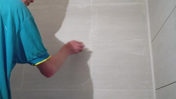 Travailleur Avec Une Spatule Caoutchouc Remplir Les Coutures Avec Une — Video