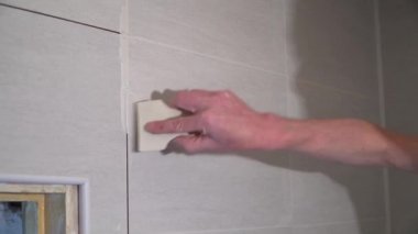 Lastik spatula ile çalışan bir çözüm ile dikişleri doldurun. Bitirme işleri, ellere odaklan. Kiremit döşeme teknolojisi.