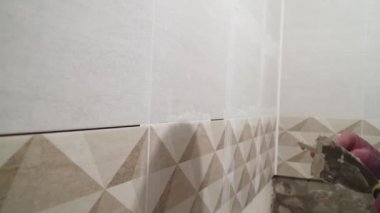 Lastik spatula ile çalışan bir çözüm ile dikişleri doldurun. Bitirme işleri, ellere odaklan. Kiremit döşeme teknolojisi.