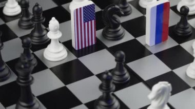 Rusya ve Amerika Birleşik Devletleri'nin satranç tahtası üzerinde semboller bayrağı. Siyasi oyun kavramı. 
