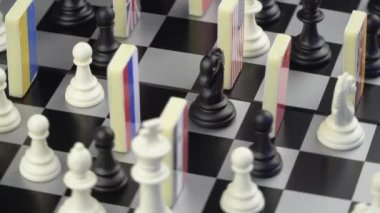 Satranç tahtası üzerinde dünya bayrakları simgeleri. Siyasi oyun kavramı.