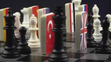 Satranç tahtası üzerinde dünya bayrakları simgeleri. Siyasi oyun kavramı.