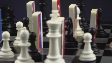 Satranç tahtası üzerinde dünya bayrakları simgeleri. Siyasi oyun kavramı.