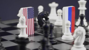 Rusya ve Amerika Birleşik Devletleri'nin satranç tahtası üzerinde semboller bayrağı. Siyasi oyun kavramı. 