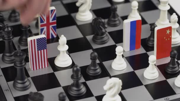 政客的手移动着一块带有旗帜的棋子 政治游戏的概念照片 报复性移动 Usa — 图库视频影像