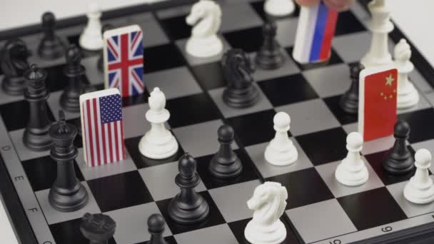 政客的手移动着一块带有旗帜的棋子 政治游戏的概念照片 报复性移动俄语和 Usa — 图库视频影像