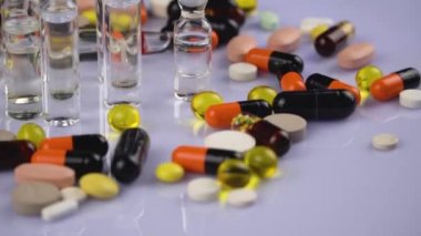 çok renkli tıbbi haplar ve kapsüller hafif bir arka planda hareket, yakın çekim