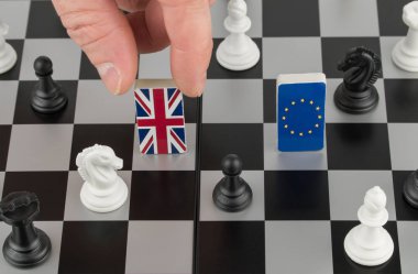 satranç tahtası ile ülke bayrakları