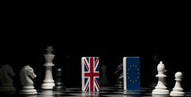 satranç tahtası ile ülke bayrakları