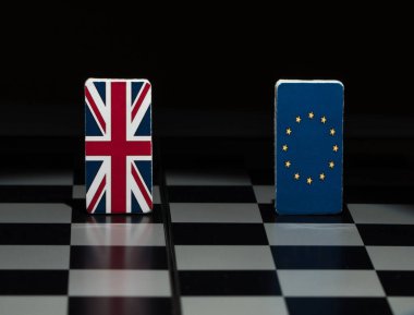 satranç tahtası ile ülke bayrakları