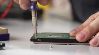 Elektronik mühendis onarım bilgisayar sabit disk. bir tornavida ile teknoist HDD ayrıştırır