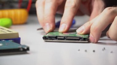Elektronik mühendis onarım bilgisayar sabit disk. bir tornavida ile teknoist HDD ayrıştırır