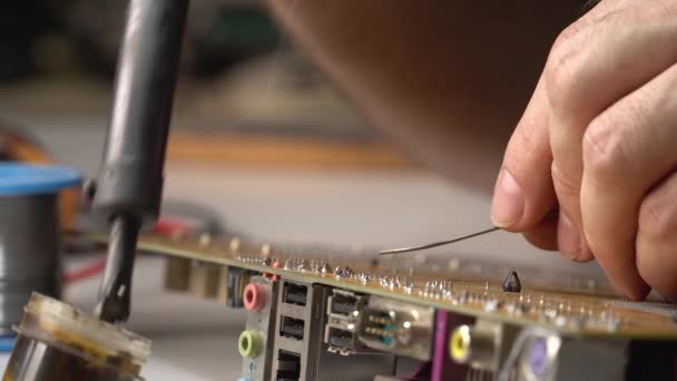 技術者の電子ハンダ付けと修理コンピュータチップ — ストック動画
