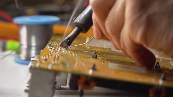 Techniker Elektronisches Löten Und Reparieren Von Computerchips — Stockvideo