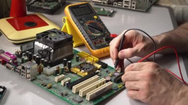 elektronik teknisyeni bir bilgisayar yongası test ediyor. Pc tamiri