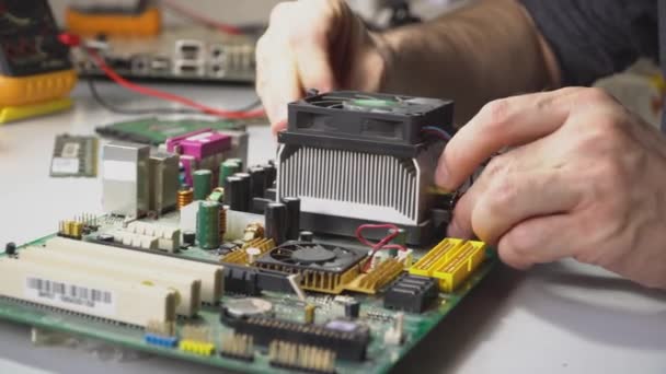 Elektronische Technicus Demon Teert Het Moederbord Voor Het Reinigen Reparatie — Stockvideo