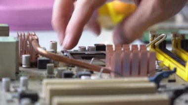 elektronik teknisyen anakart monte. PC onarımı. İşlemci yükleme