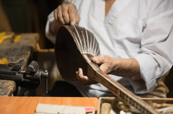 Реставрация музыкальных инструментов — стоковое фото