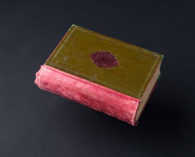 siyah arka plan üzerinde kitap