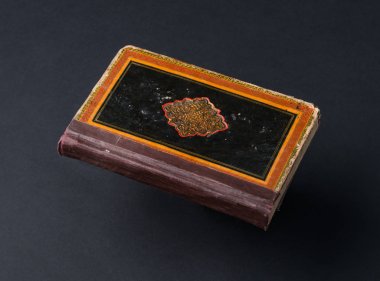 siyah arka plan üzerinde kitap