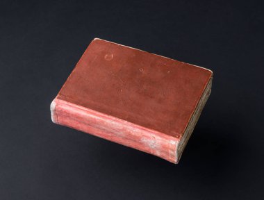 siyah arka plan üzerinde kitap