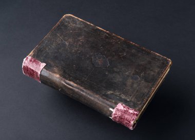 siyah arka plan üzerinde kitap