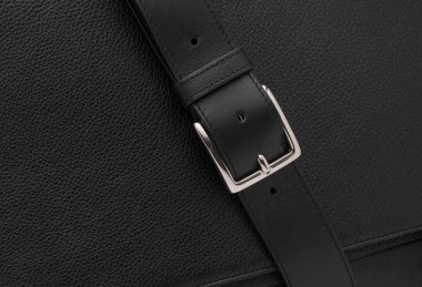 siyah çanta üzerinde toka