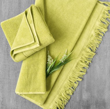 gri arka planda bir havlu