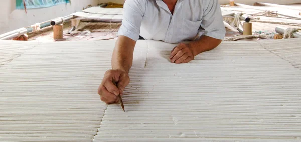 Производство и ткачество ковров и тканей — стоковое фото