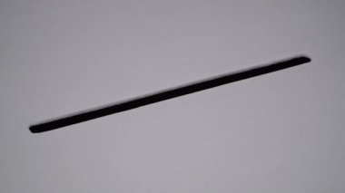 Yakın çekim gri oy sandığı. Başkanlık ve parlamento seçimleri. Seçmen oy pusulasını oy sandığına atıyor..