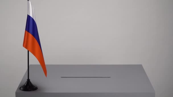 Stembus Met Nationale Vlag Van Rusland Presidents Parlementsverkiezingen Kiezer Gooit — Stockvideo