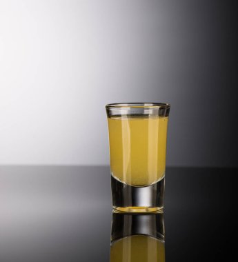 koyu bir arka plan üzerinde alkol ile shot cam