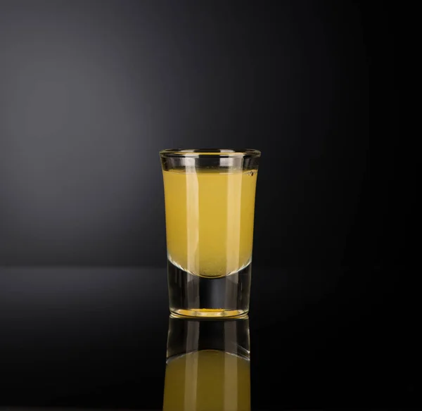 Bicchierino con alcool su sfondo scuro — Foto Stock