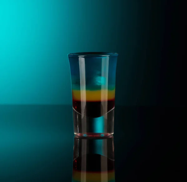 Bicchierino con alcool su sfondo scuro — Foto Stock