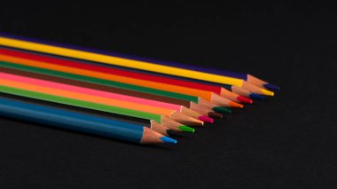 Siyah arkaplanda kalemler