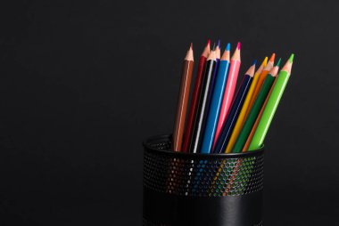 Siyah arkaplanda kalemler