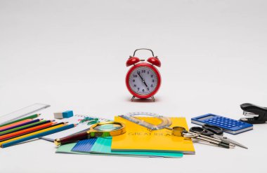 Beyaz arka planda okul malzemeleri