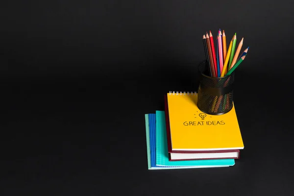 Bloco de notas e lápis de cor — Fotografia de Stock