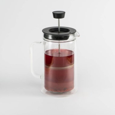 beyaz arka planda çay içeceği