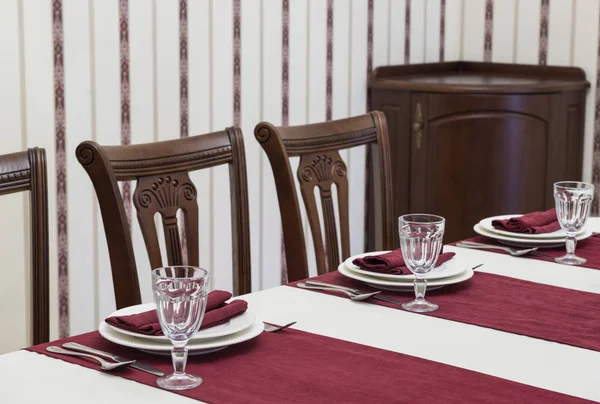 Mesa servida en el restaurante — Foto de Stock
