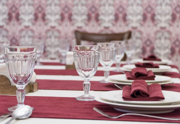 Tabel in het restaurant geserveerd — Stockfoto