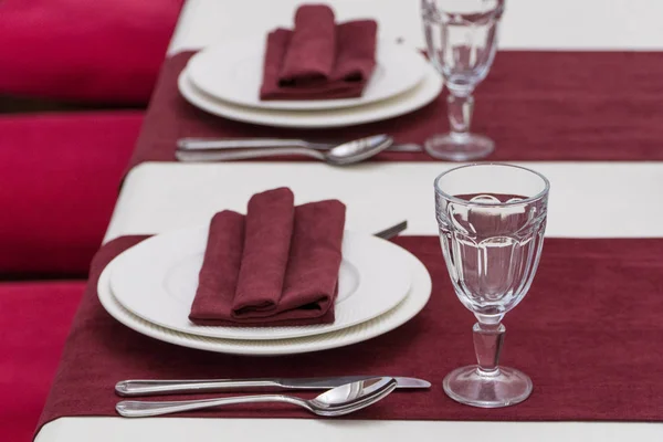 Tabel in het restaurant geserveerd — Stockfoto