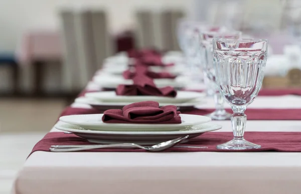 Tabel in het restaurant geserveerd — Stockfoto