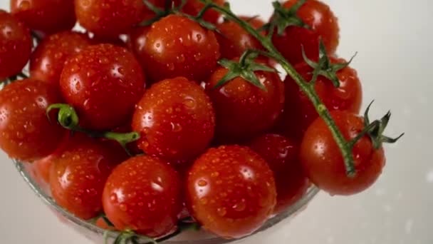 Tomates Com Gotas Água Caules Vidro Rotação Circular Close — Vídeo de Stock