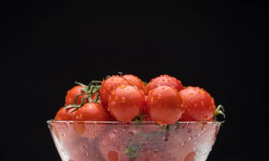 Cam kasede domatesler