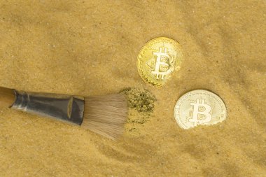 Altın kum üzerinde bitcoin