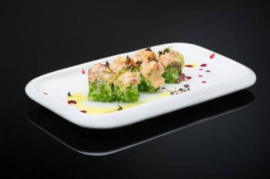 karanlık bir backgroun üzerinde suşi